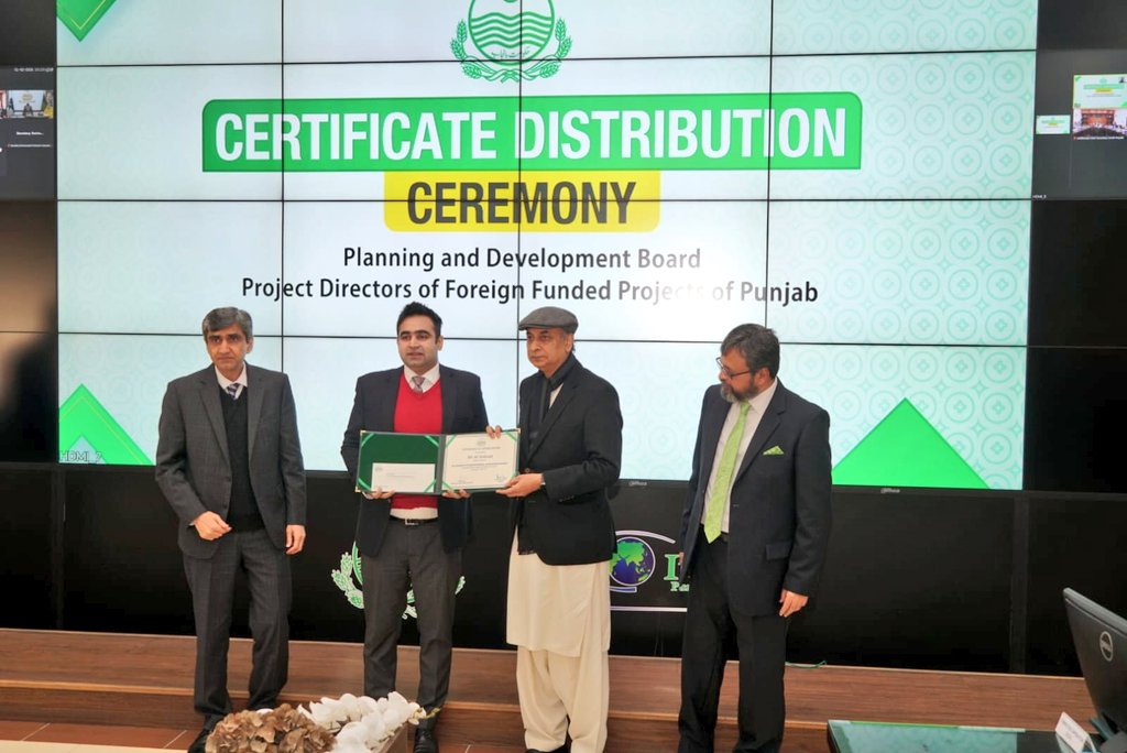 ggwoasieq11's tweet photo. Chairman P&amp;DB said , the acknowledgment of this kind will boost the PD's spirit and devotion  to complete foreign funded projects in time with letter and spirit. It will also prove helpful in the execution of future projects /initiatives.3/4
@PMDFC_Official @PUNJABPSPA https://t.co/ItUx8QJQjQ