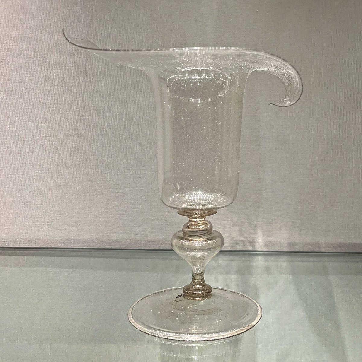 olivier_gabet's tweet photo. Verre Borsalino - verre à jambe - Venise, XVIIe siècle - legs baronne Salomon de Rothschild - beauté intacte, forme invraisemblable - must see 

#verre #glass #glassart #glasscraft #craft #moderne #modernite #museedulouvre #objetsdart @museelouvre https://t.co/9d8ymWoCO7