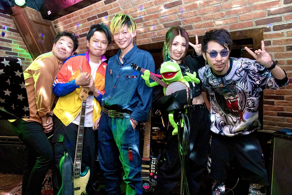 shuting_shutar's tweet photo. ★1/27 RUBY ROOM★
たかちょバースデーイベント
シュンキバンドライブ
ありがとうございました☆
関わったみんなありがとう。
またライブさせてね。

Photo by 坪井慶斗 https://t.co/Yebqbdewuf
