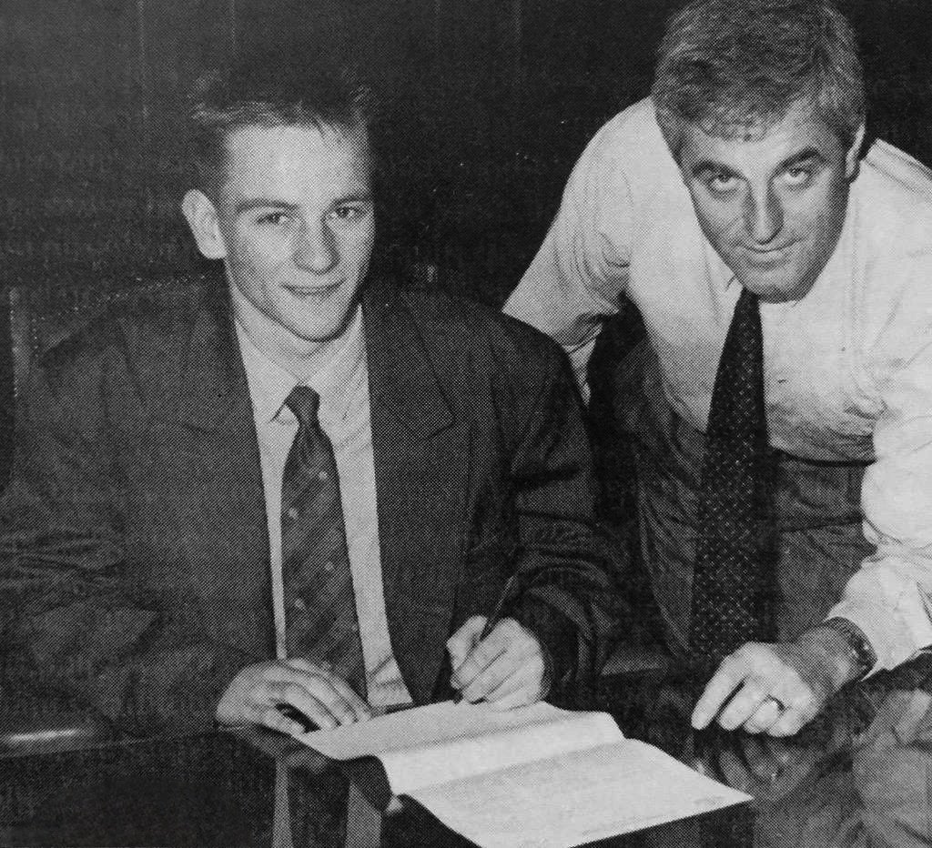 🗓 #OnThisDay 1️⃣9️⃣8️⃣9️⃣ : #Rangers sign 20yr old Tom Cowan from Clyde for £100k. Due to competition for places he only made 15 appearances, including Title winning games against Hearts &amp; his last game versus Aberdeen, where he broke his leg and did a lap of honour on crutches.