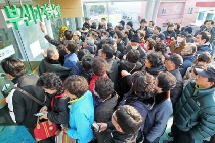 어려워~해줘~ 하는 개돼지들 때문에 정치인들과 사기꾼들이 아직도 돈을 쓸어 담는다.

사진속 주인공 되기 싫으면 쳐 배우든가 좆되고나서 살려달라고 하지 말던가.