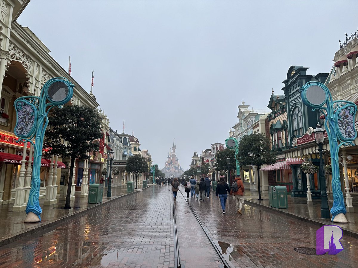 DLPReport's tweet image. 🎨 First look today at the new “Symphony of Colours” decorations along Main Street. The pillars contain the same screen/hologram device as Main Street Station.