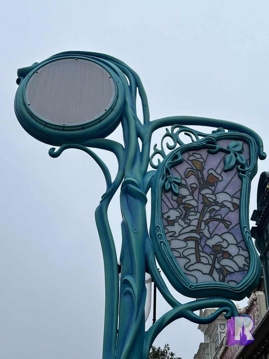 DLPReport's tweet image. 🎨 First look today at the new “Symphony of Colours” decorations along Main Street. The pillars contain the same screen/hologram device as Main Street Station.