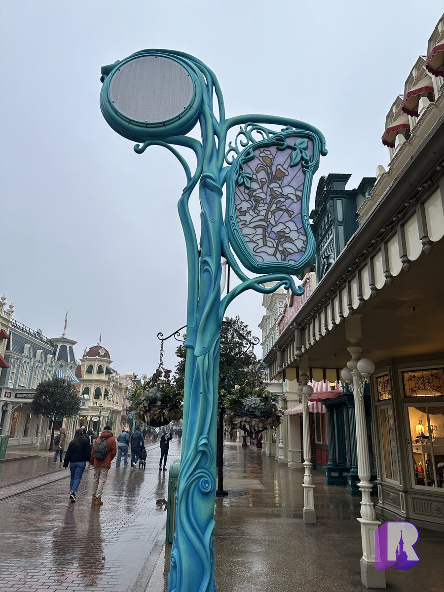 DLPReport's tweet image. 🎨 First look today at the new “Symphony of Colours” decorations along Main Street. The pillars contain the same screen/hologram device as Main Street Station.