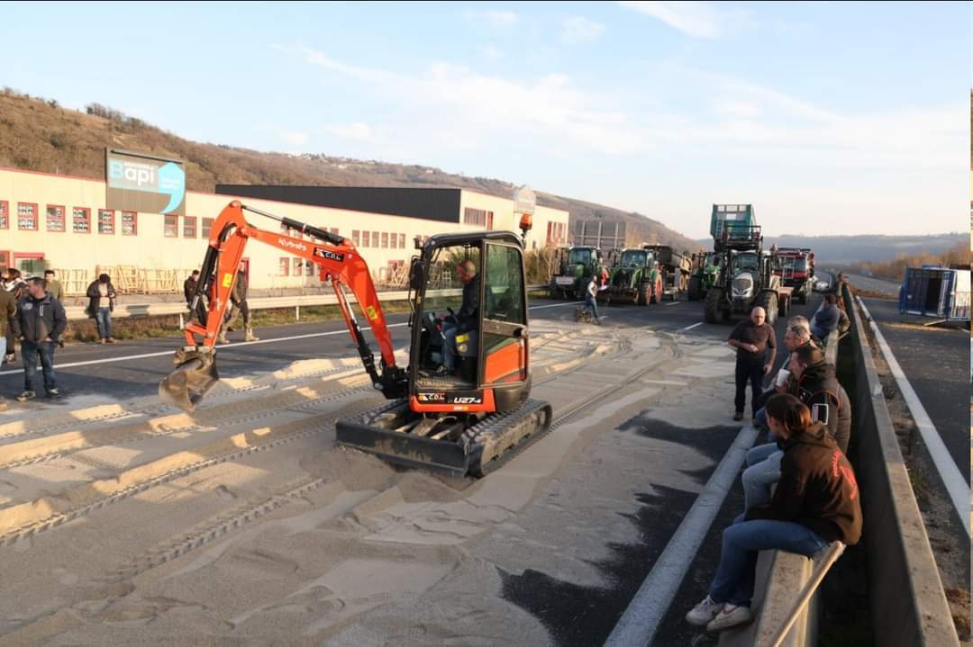 Des #agriculteurs ont mis en place un terrain de pétanque sur l'autoroute A7 à Chasse-sur-Rhône. (Le Progrès) #AgriculteursEnColeres