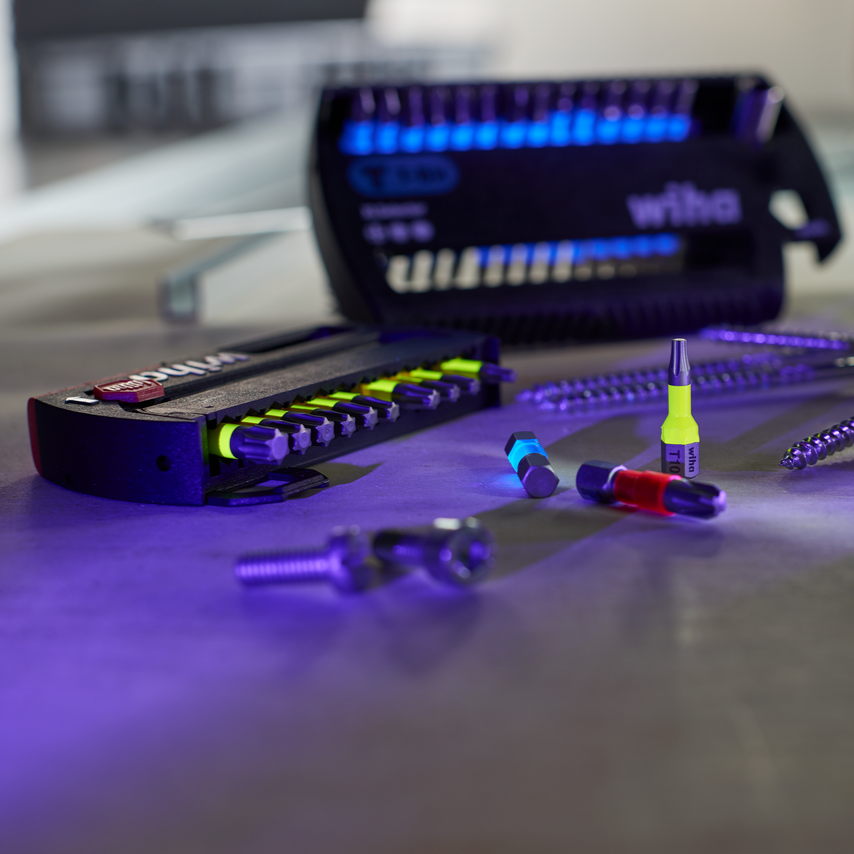 sparksmagazine's tweet image. 🔩 Tired of the endless search for the right bit? Say goodbye to confusion! 🧐 Wiha's bit concept makes it a breeze – blue for 90-degree screws, yellow for angles over 90 degrees, and red TY bits for both! ⚙️ Stop second-guessing and start working efficiently! 💪 

Ad. #wiha