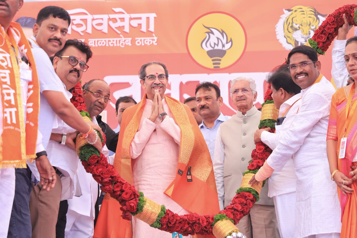ShivSenaUBT_'s tweet photo. आज पेण शहर हायस्कूलच्या प्रांगणात निष्ठावंत शिवसैनिकांसोबत संवाद साधून पक्षप्रमुख मा. श्री. उद्धवसाहेब ठाकरे ह्यांनी जनसंवाद दौऱ्यास प्रारंभ केला. महाराष्ट्रासोबत गद्दारी करणाऱ्या प्रत्येकाला इथली माती गाडल्याशिवाय राहत नाही, हा इतिहास आहे. ह्याच इतिहासाची पुनरावृत्ती करायची असेल तर हुकूमशाहीला एकजुटीच्या बळावर गाडावं लागेल, असा विश्वास ह्यावेळी त्यांनी उपस्थितांना दिला.