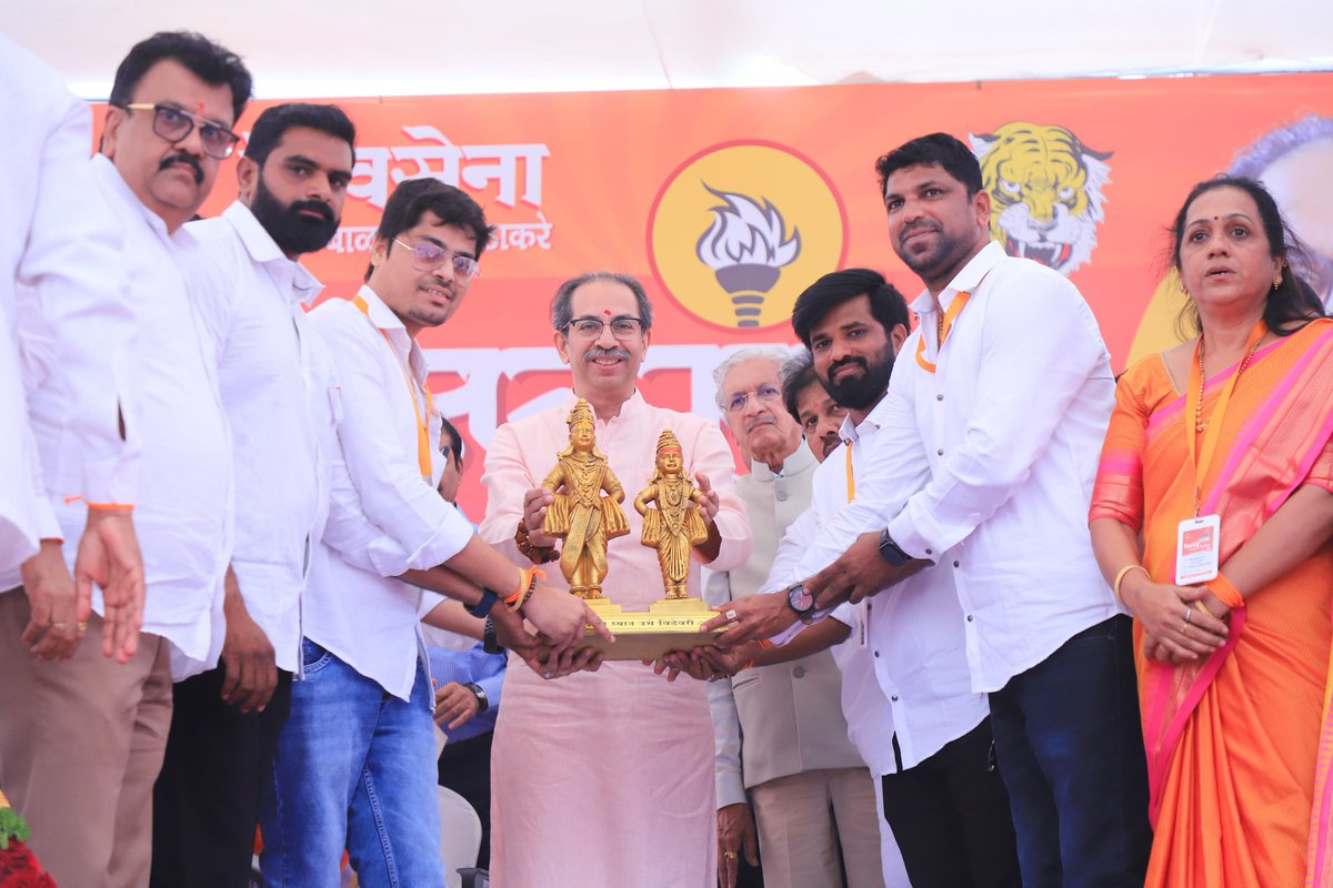 ShivSenaUBT_'s tweet photo. आज पेण शहर हायस्कूलच्या प्रांगणात निष्ठावंत शिवसैनिकांसोबत संवाद साधून पक्षप्रमुख मा. श्री. उद्धवसाहेब ठाकरे ह्यांनी जनसंवाद दौऱ्यास प्रारंभ केला. महाराष्ट्रासोबत गद्दारी करणाऱ्या प्रत्येकाला इथली माती गाडल्याशिवाय राहत नाही, हा इतिहास आहे. ह्याच इतिहासाची पुनरावृत्ती करायची असेल तर हुकूमशाहीला एकजुटीच्या बळावर गाडावं लागेल, असा विश्वास ह्यावेळी त्यांनी उपस्थितांना दिला.