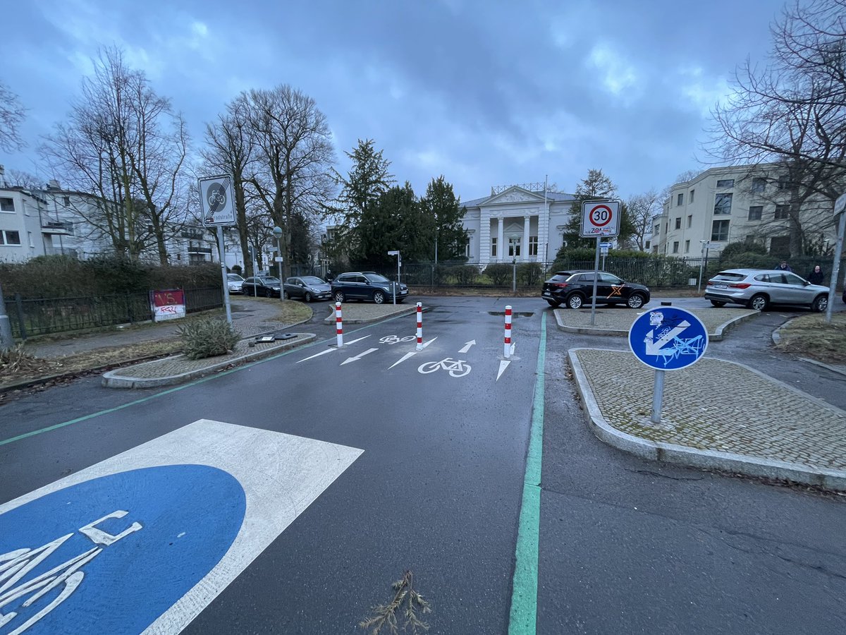 BikerPankow's tweet photo. The Poller is back in town. Ist damit das letzte Kapitel von #Pollergate am #Majakowskiring #Pankow abgeschlossen? Wird dieser Poller – der dritte – es dauerhaft richten? https://t.co/BtjYIMkfCN