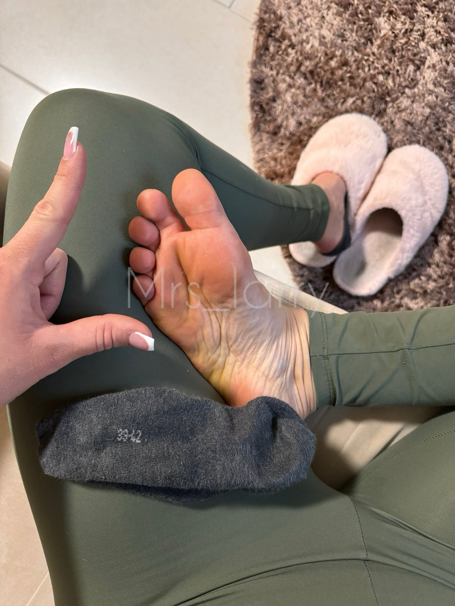 uniqueMrs_larry's tweet photo. You are looking for a fragrance experience, you can get it here β€οΈβπ₯π¦
#dirtysocks #socksfetish #socks #CKsocks #mistress #feet #feetfetish #softsoles #slippers https://t.co/QNrT5JGzaG
