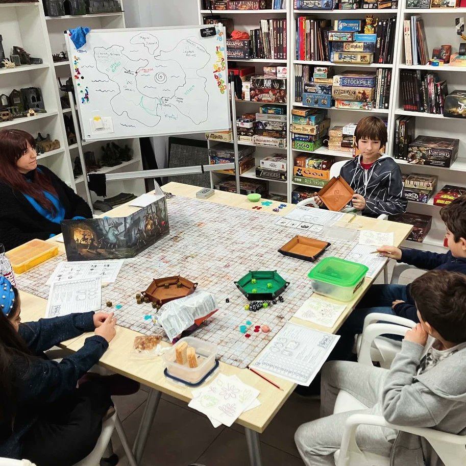 encuentromurcia's tweet photo. Tercera sesión de "Los Fragmentos del Tirano", nuestra campaña de Tierras Aleatorias, nuestro juego de rol para público juvenil.

#encuentroaleatorio #murcia #rol #juegosderol #rolconniños #ttrpg #roleplaying #roleplayinggame #tierrasaleatorias https://t.co/UfNvuIr7t4