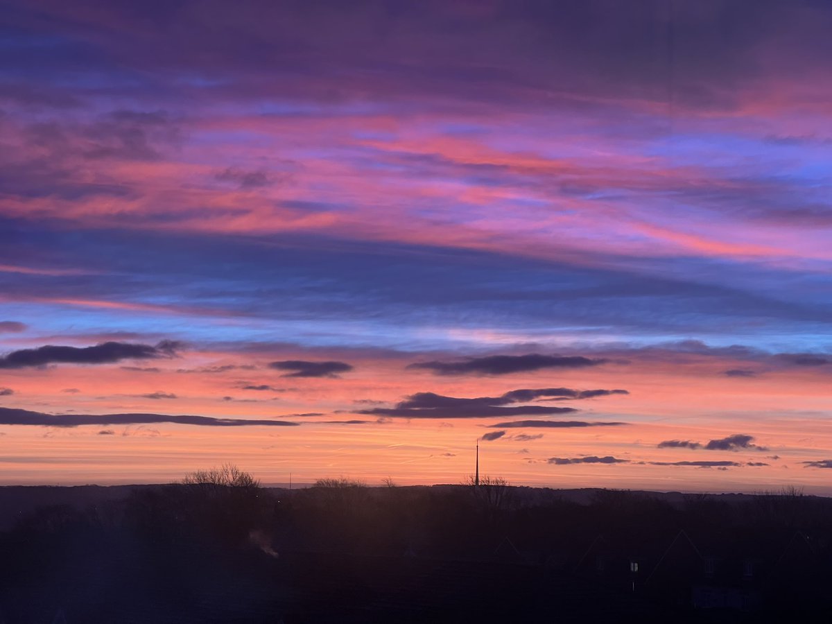 Yesterday’s sunrise over Huddersfield. I will never tire of seeing this view on a morning. 🌅🩷 #Huddersfield #sunrise #Emleymoormast