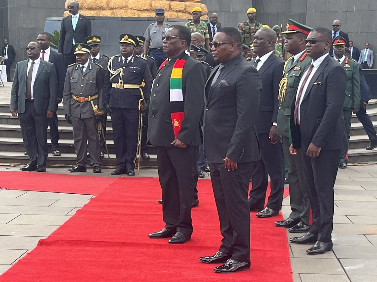 H.E. President @edmnangagwa officiates at the burial of National Hero, the late Cde Kenny Constantine Ridzai Mabuwa, who played a key role in the Liberation Struggle from founding, development & prosecution. he was number 3 after President Mnangagwa & Cde Sheba Gava in security.