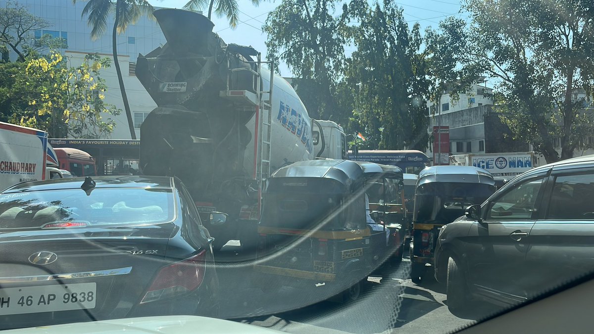 HirishaReshamw2's tweet photo. @MTPHereToHelp @MumbaiPolice @mumbaitraffic at garware junction, everyday chaos. No solution of one way or signals??authorities can’t see the mess each and everyday?#gokhalebridge no solution and #garwarejunction no solution. https://t.co/ydoDuxsxkN