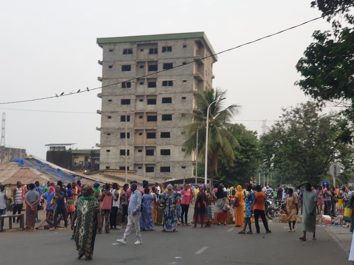 AmadouLePo's tweet photo. #Manifestation_Kaloum
Les #familles sinistrées suite à l'incendie de #Kaloum, réclament la reconstruction de leur #maisons, la restitution des #dons et l'intégration direct des jeunes de Kaloum 👉 fonction publique.
#Kibaro #IncendieKaloum #Politologue #LeDestinDunJeune #TL224 https://t.co/UPq9erX2Bp