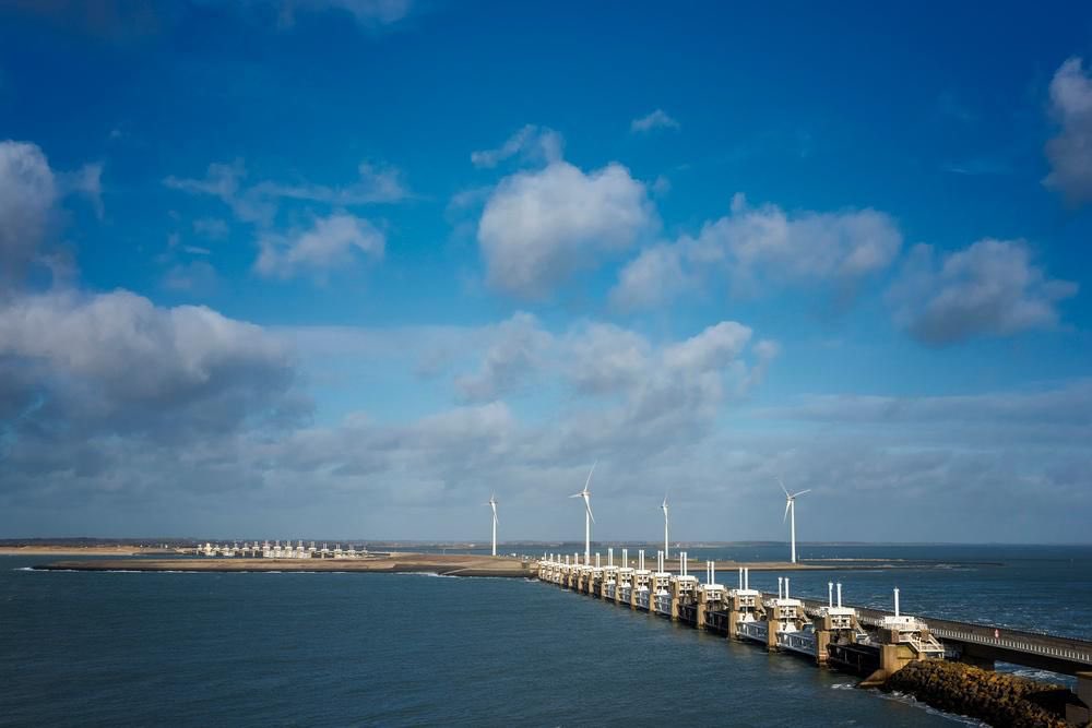 Vandaag herdenken we de ruim 2000 slachtoffers van de watersnoodramp van 1953. Toen overstroomden delen van Zeeland, Noord-Brabant en Zuid-Holland. Het is 71 jaar geleden maar nog steeds actueel. Bij al het werk aan waterveiligheid dat we doen, dragen we het verleden met ons mee.