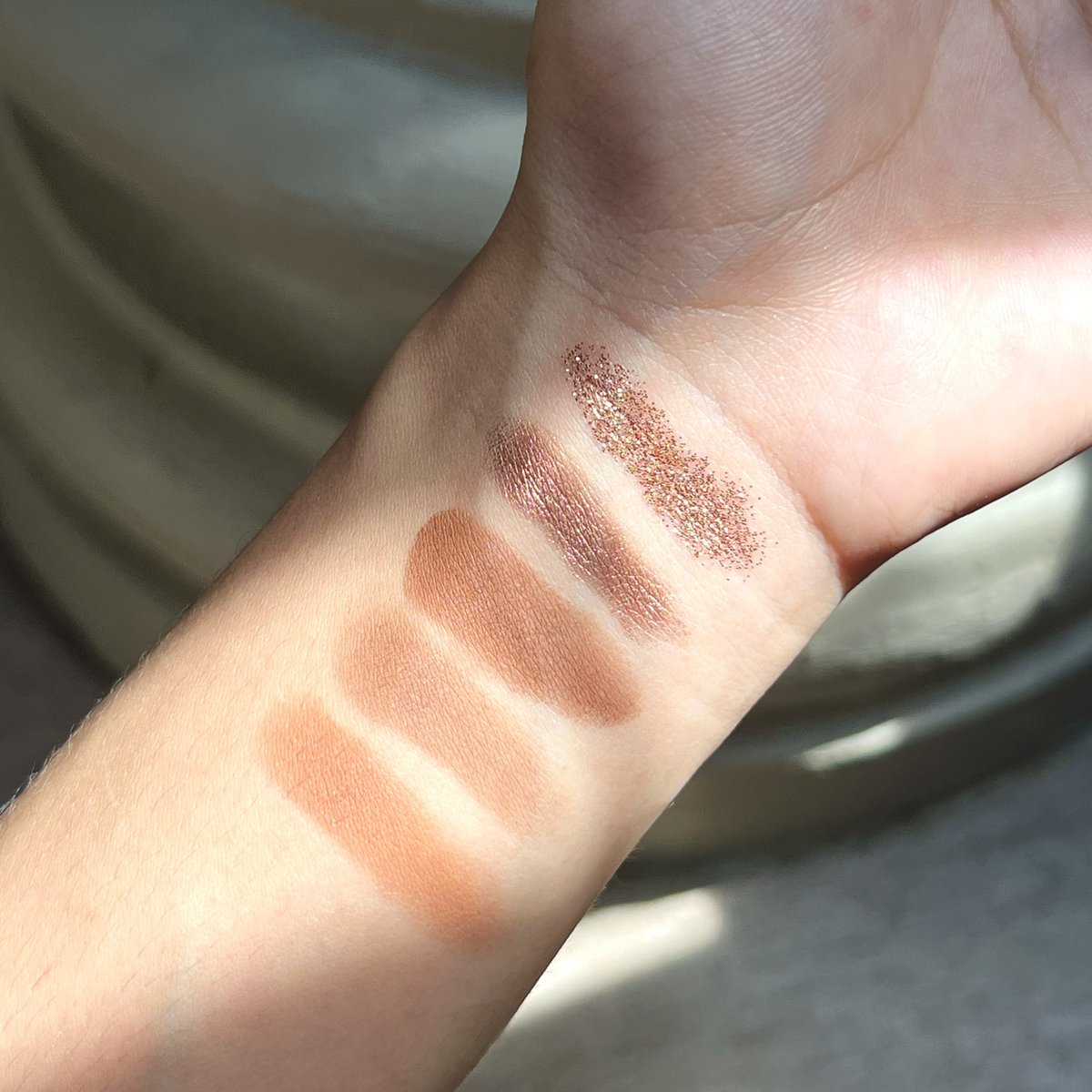 heavensdew_co's tweet photo. You might have to think twice before spending RM80 something on Rom&amp;nd’s eyeshadow palette.

Because I dah jumpa eyeshadow palette yang murahhh with similar shades 🥹🫶🏻

Look at this swatch!! https://t.co/HtM5gygNzx