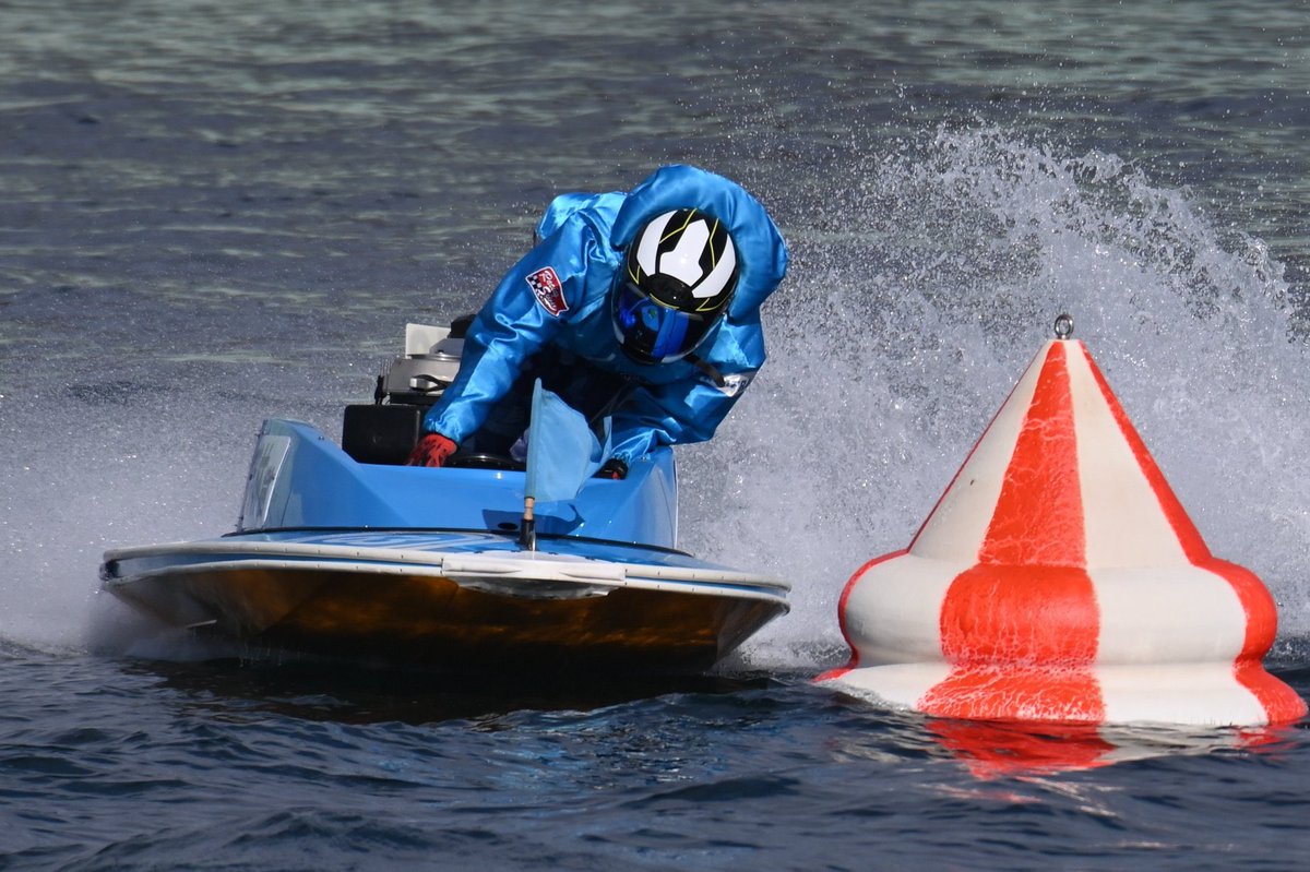 鳴門ルーキーVSレディース終わりました。
準優、選抜すみませんでした。なかなか調整もターンも上手くいかなく、少し難しい水面でした。次はフレッシュルーキーに選ばれて初の江戸川なので、期待に応えられるように頑張ります。