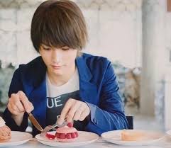 2010年9月11日号HANAKO「スイーツのある風景」で三浦春馬君がスイーツ