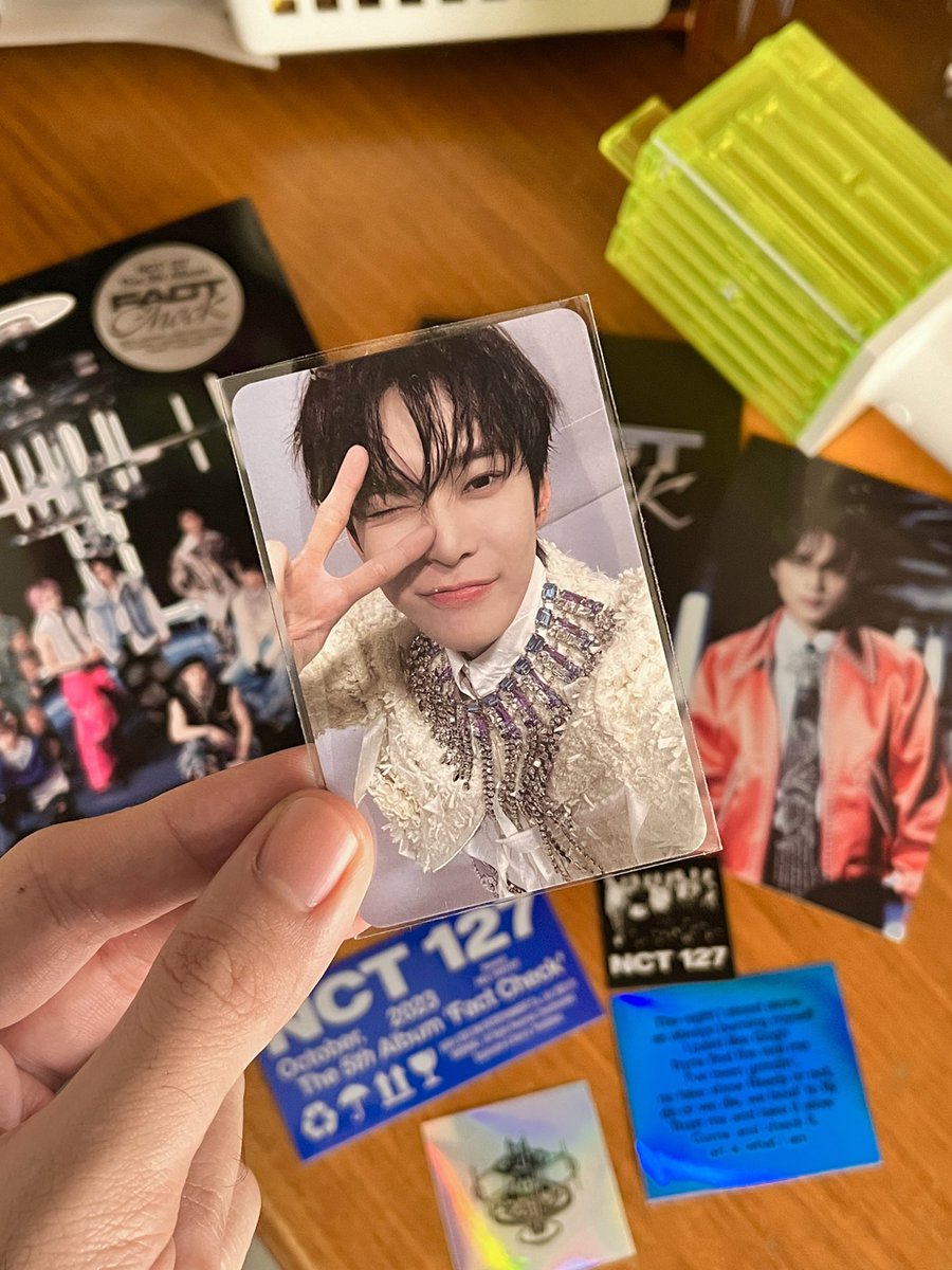 HAPPY DOYOUNG DAY INDEED!!

Bumili ako factcheck out of impulse the other night tapos sakto dumating todayyyy HANDJAJBDNAE how lucky am i to pull a prio pc from one of my biases😫 

NAPAKA OA NANG PAGKA POGI AT CUTEEE AAAAAA kainisss