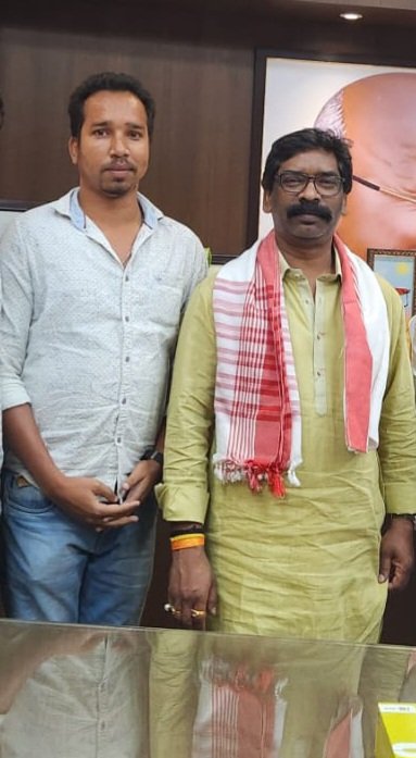 MukulMahatoJMM's tweet photo. आदिवासी सर कटा सकता है, पर सर नहीं झुका सकता 

#I_AM_WITH_HEMANT_SOREN 💪💪
@HemantSorenJMM @JmmJharkhand @JMM_E_Singhbhum https://t.co/INl7AAD5Wm