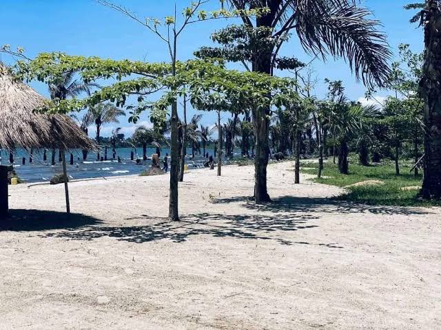 leilahriele's tweet photo. Celebrate the month of love with chunguza media . Come along with us at oguzulu beach . Evetything is catered  for ! #tripaddicts #kisaatinacrocs #oguzulubeach 24th february is the date . https://t.co/alA7ctiMXy