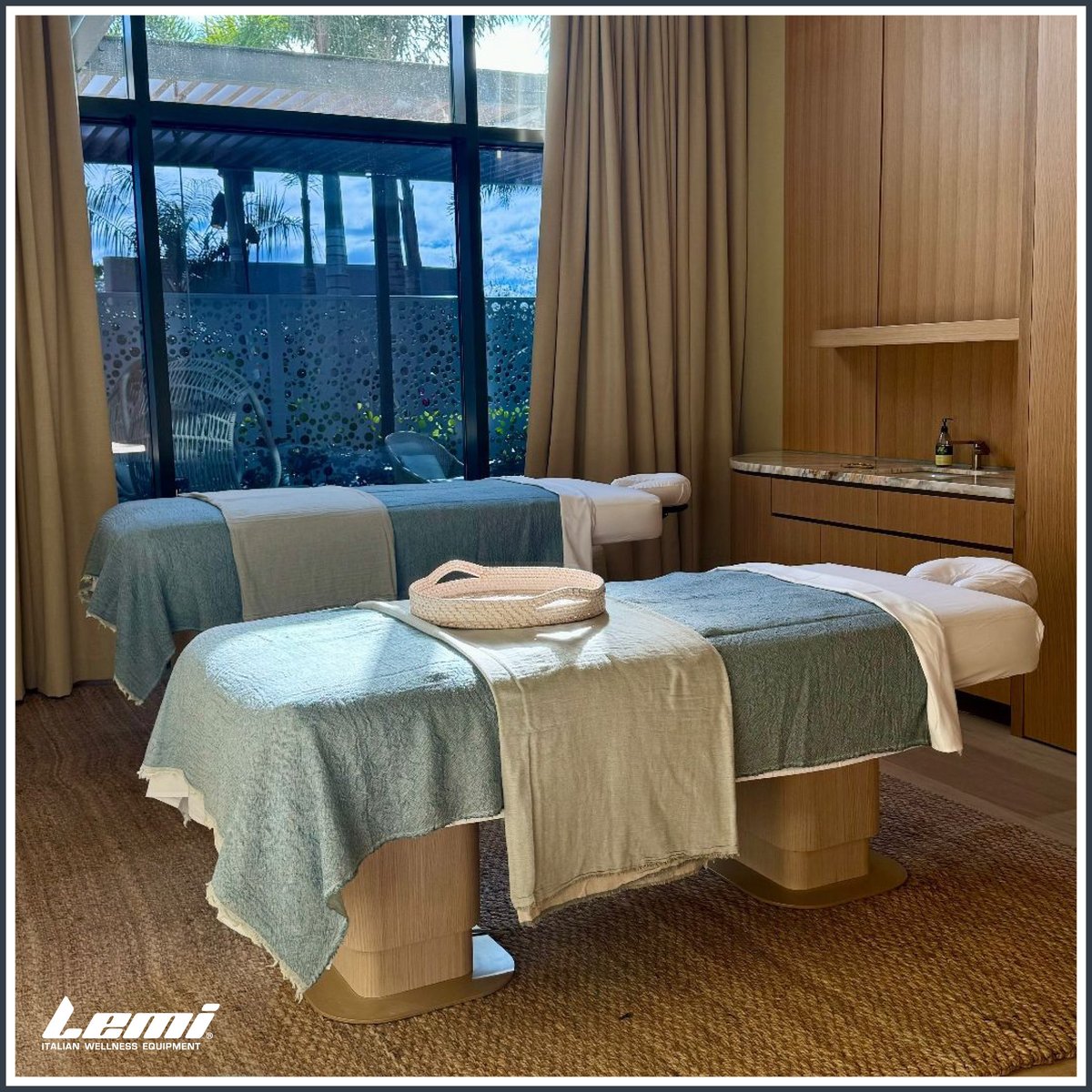 LemiGroup's tweet image. We are proud to partner with the #spa @ConradOrlando  💫

The serene and luxurious treatment rooms feature our MILANO #massagetable  (pictured). Congratulations on your opening and thank you for choosing #lemiproducts  💛

#spaequipment  #spatreatmentroom #lemigroup #madeinitaly