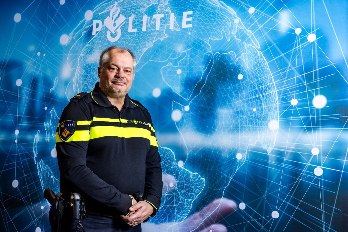 Het iLab Politie op de Brightlands Smart Services Campus ontwikkelt innovatieve technologie om misdaad te bestrijden.Manager en politieman John Bloebaum: ‘Vanaf dag één hebben we gezegd: Je doet dit voor het hele land of niet.’ Lees hier het interview:  hubs.la/Q02jhpQS0