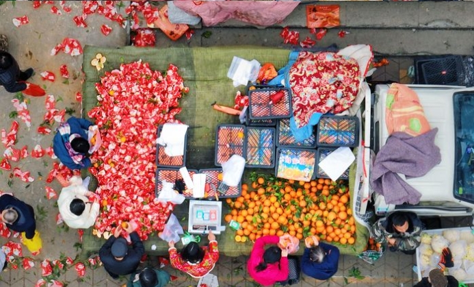 JinanofChina's tweet photo. 🍓Making their way to the lively market and snatching up #NewYear treats, that's how folks in #Jinan dive into the Lunar New Year vibes – surrounded by a kaleidoscope of colors. 😆Take in an array of festive goods, savoring the city's vibrant energy and excitement. #DynamicJinan https://t.co/5yuYCeTnHX