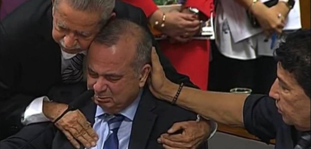 zotam2's tweet photo. Os picaretas dão um golpe, cassam o mandato de uma presidente honesta, para colocar um Ladrão, depois forçam a eleição de um genocida confesso. Matam, roubam, tentam golpe contra democracia, depois ficam chorando e pedindo anistia? Cadeia pra estes canalhas é justiça! https://t.co/LprBxyisPA