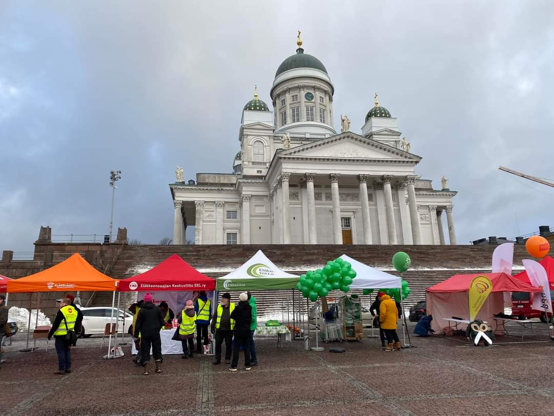 STOP nyt! -mielenilmaus Helsingin Senaatintorilla. työelämän ja sosiaaliturvan heikennyksillä on vaikutus myös eläkeläisten ja tulevien eläkeläisten toimeen tuloon. Ei hyvä. 💚 #STOPnyt #eläkeliitto #ikäystävällisyys #varttuneet