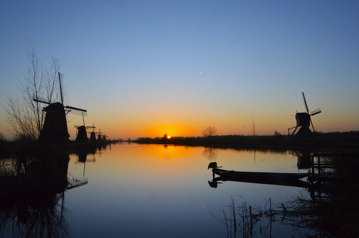 johan_klos's tweet photo. Goedemorgen weer even voor een #weekje thuis mooi om de gelegenheid om de #zon op te zien komen bij #kinderdijk #zonsopkomst en rustig weer erbij #molens #nederland #zuidholland ๐๐โโ๏ธ๐โโ๏ธ https://t.co/xSvgh3txS9