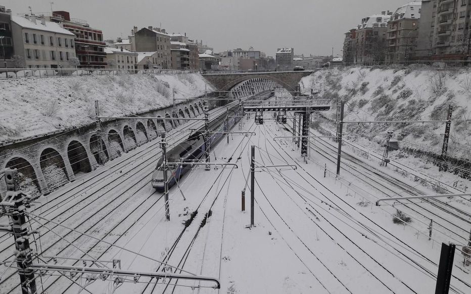 En 02/18 une rame #TGV Duplex arrive à la gare de Lyon dans #Paris enneigée en traversant => #CharentonlePont par une tranchée caractéristique. Le décor n'était sans doute pas le même à Marseille 3h plus tôt.
Auteur : Jila Varoquier par leparisien.fr