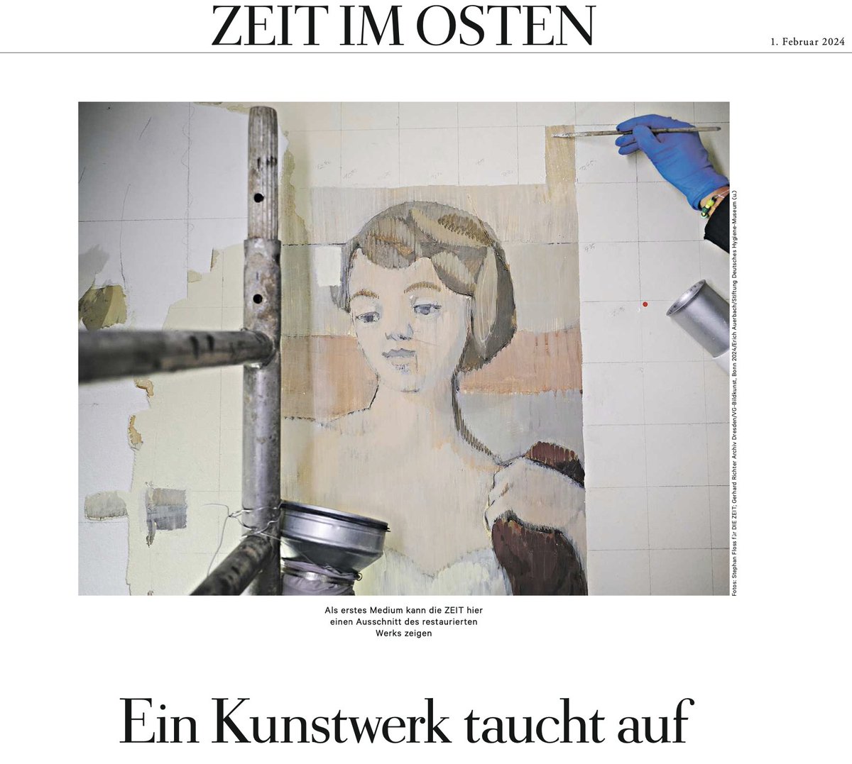 Voila: In der ZEIT im Osten zeigen wir diese Woche ein Werk von Gerhard Richter, das kaum einer kennt. Es versteckte sich 45 Jahre lang unter einer Farbschicht im Dresdner Hygienemuseum. Nun wird das Gemälde nach und nach freigelegt. Hier zu sehen ist ein erster Ausschnitt daraus