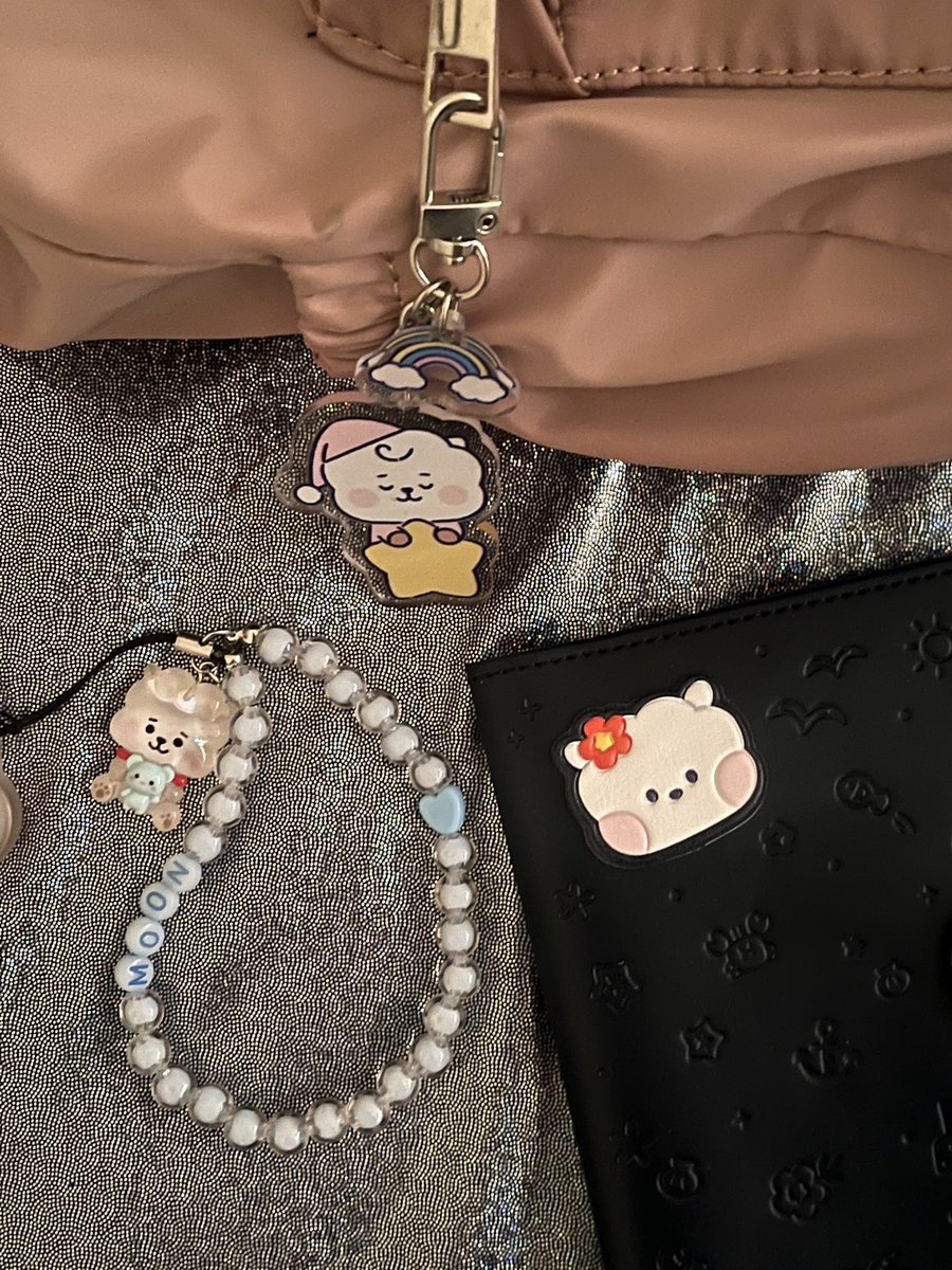 _mialovae's tweet photo. Brought mini RJs to #MusicOfTheSpheresWorldTour for their last day #ColdplaySingapore . Boleh la buat rasa-rasa tengok Jin 5sec 🤣🤣
Keychain comel shopee
Phone strap handmade by yours truly @naa_jiaa 💜
Pass cover from monopoly kr thru @bangtanHIMANG 💜
#terpaling https://t.co/iU8SeTnHD6