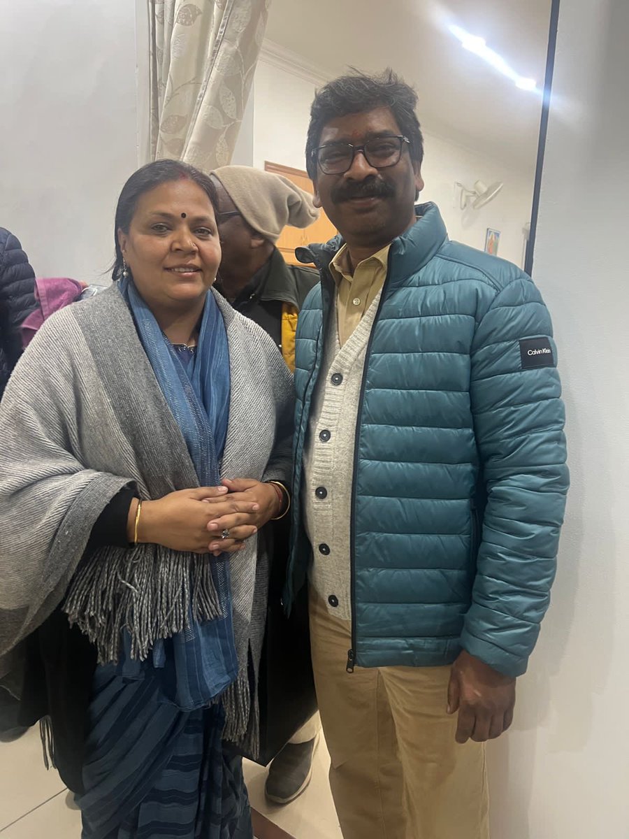 DipikaPS's tweet photo. झारखंड के CM हेमंत सोरेन के इस्तीफा देने के तुरंत बाद महागठबंधन की तरफ से विधायक दल के नवनिर्वाचित नेता श्री @ChampaiSoren जी  ने राज्यपाल को अपना समर्थन पत्र सौंप दिया गया है। ऐसे में अब हर हाल में राज्यपाल को नई सरकार को शपथ दिलानी चाहिए थी लेकिन फिर भी इसे जानबूझकर टाला जा रहा है। लेकिन जान बूझकर इसमें विलंब किया जा रहा है ताकि बीजेपी विधायकों की ख़रीद फ़रोख़्त कर सरकार गिराया जा सके।