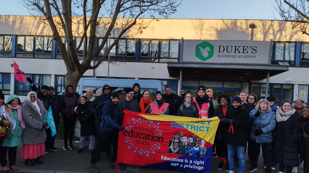 Another strong picket by NEU members at Duke's Aldridge, Tottenham! @AldridgeCeo needs to listen and reduce members workload. @edharlowNEU