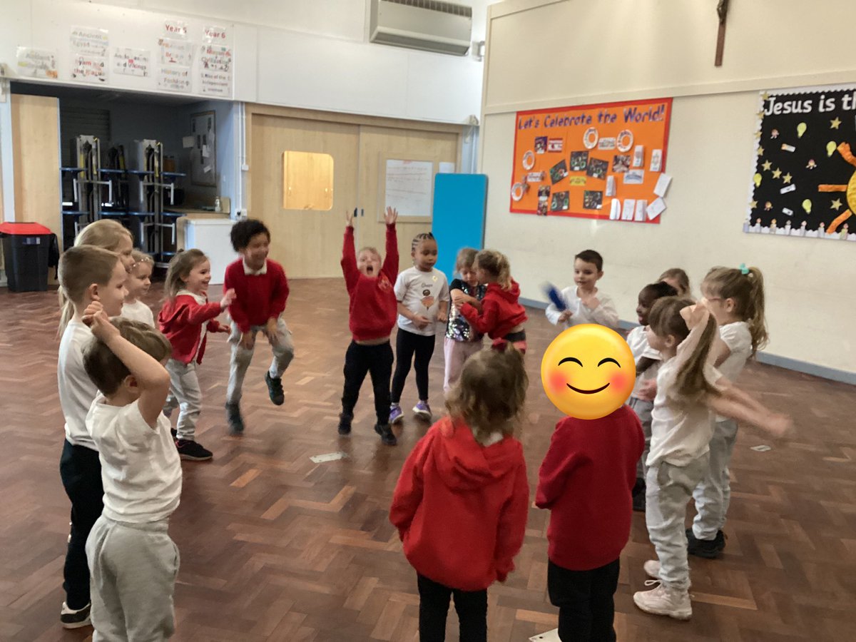 LauraShore6's tweet photo. In Reception today the children have been sending and receiving a ball to practice coordination. We also moved our bodies to find the correct coloured cone. #joeyseyfs #joeyspe @stjs_staveley https://t.co/S2xYd8Vl5a
