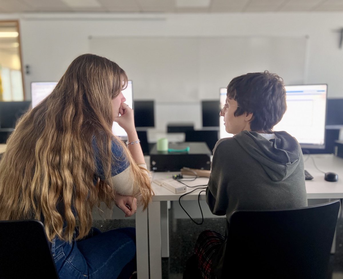 Estudiantes de Ingeniería y Medicina desarrollan un simulador de electromiografía. ➡️ La práctica se ha enmarcado en el curso BioDesign, organizado por @tecnun y el Laboratorio de Ingeniería Biomédica de #MedUNAV. 👉 unav.edu/noticias/-/con…