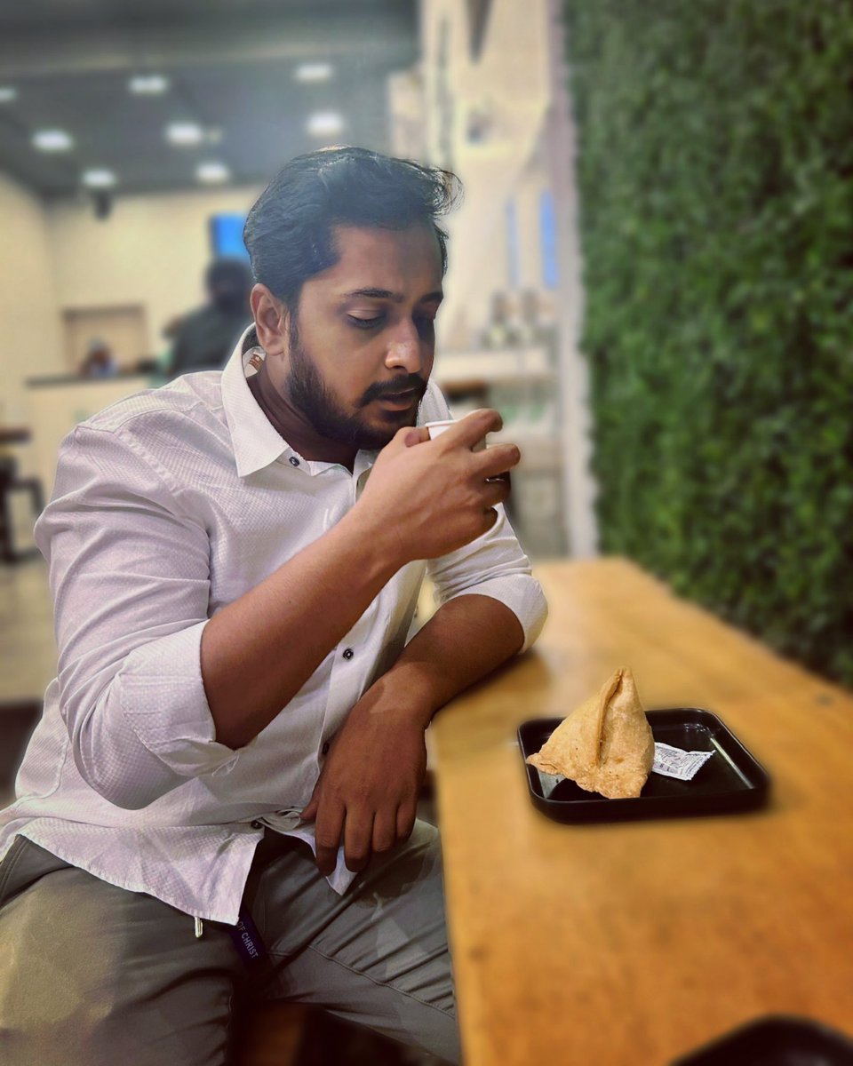 “Tea, samosas, and the rhythm of my favorite playlist. Pure bliss in every moment. 📻🎼 

#allenmathewslofficial 
#everydaymoments 
#LifeAndChai  #SipSnackSounds #TunesAndBites #SnackGroove #MelodyMunch