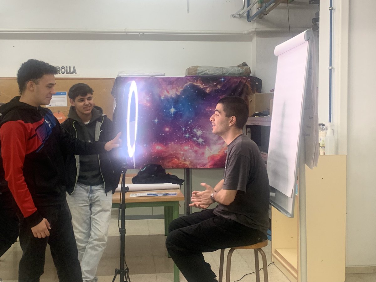 GalaxyEmprende's tweet photo. Estamos con la última actividad del planeta Beta 🪐. Elevator pitch de la idea de negocio. Grabando…#galaxiaemprende @FPGalicia https://t.co/ScrSL7Ncc8