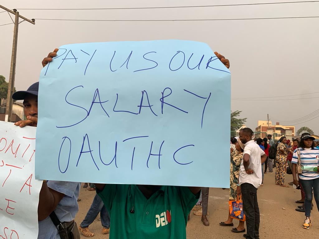olasunmomi_1's tweet photo. On going protest at OAUTHC ILE IFE, FG &amp; OAUTHC sacked 1550 unpaid staff for over a year, this is not done any where in the world... Say no to dictatorship government.. the hardship is too much
#safeourjob
#nomoredictatorship
@instablog9ja @ruffydfire @mrmacaroni @muhammadpate https://t.co/VzzzzyeVgB