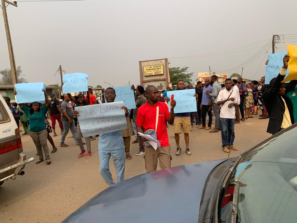 olasunmomi_1's tweet photo. On going protest at OAUTHC ILE IFE, FG &amp; OAUTHC sacked 1550 unpaid staff for over a year, this is not done any where in the world... Say no to dictatorship government.. the hardship is too much
#safeourjob
#nomoredictatorship
@instablog9ja @ruffydfire @mrmacaroni @muhammadpate https://t.co/VzzzzyeVgB