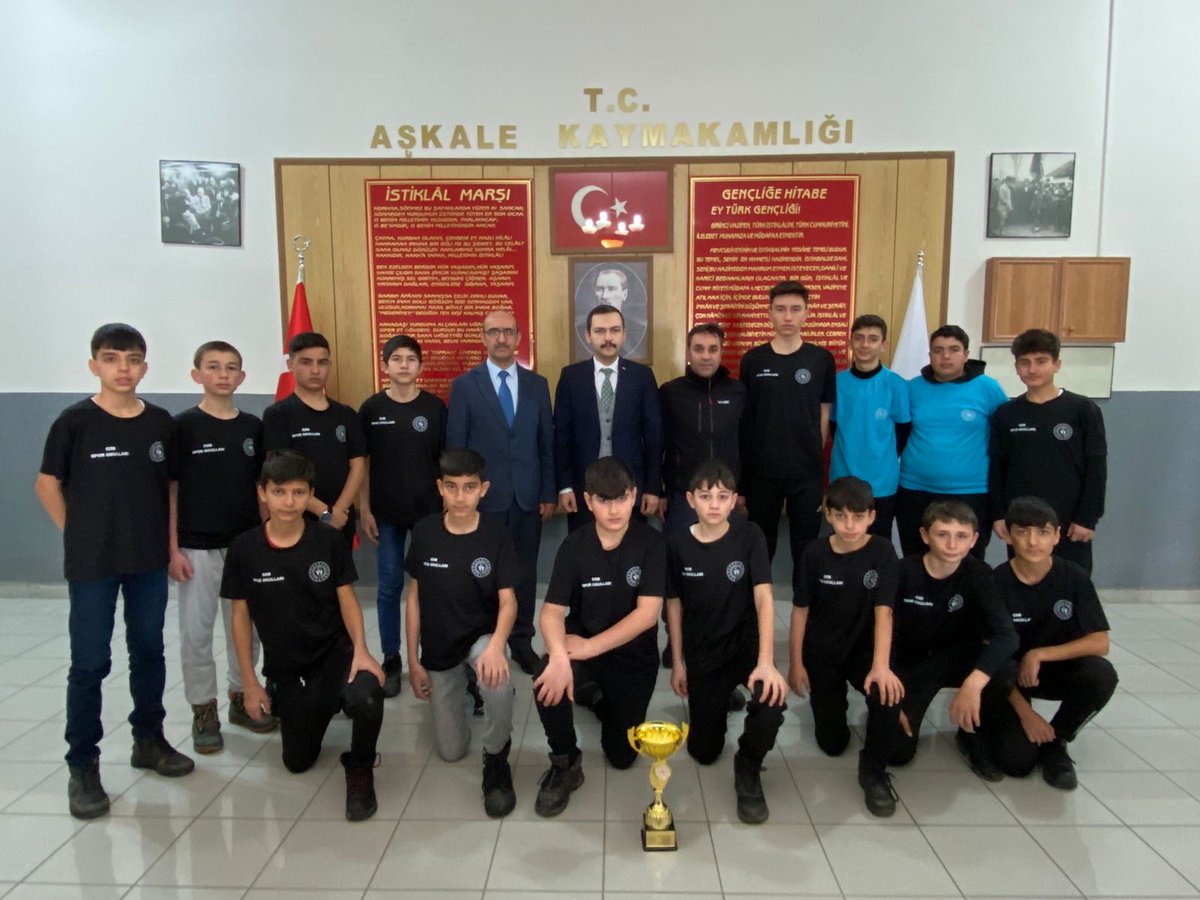 AskaleKaymkmlg's tweet photo. 2023/2024 Mahalli Lig  Erkekler Voleybol Müsabakalarında il birinciliğini kazanan Gençlik ve Spor İlçe Müdürlüğü bünyesindeki Midi voleybol takımımız Kaymakamımız Sn. Emre OĞUZTÜRK'ü Makamında ziyaret ettiler. https://t.co/m8U9OYtxZq