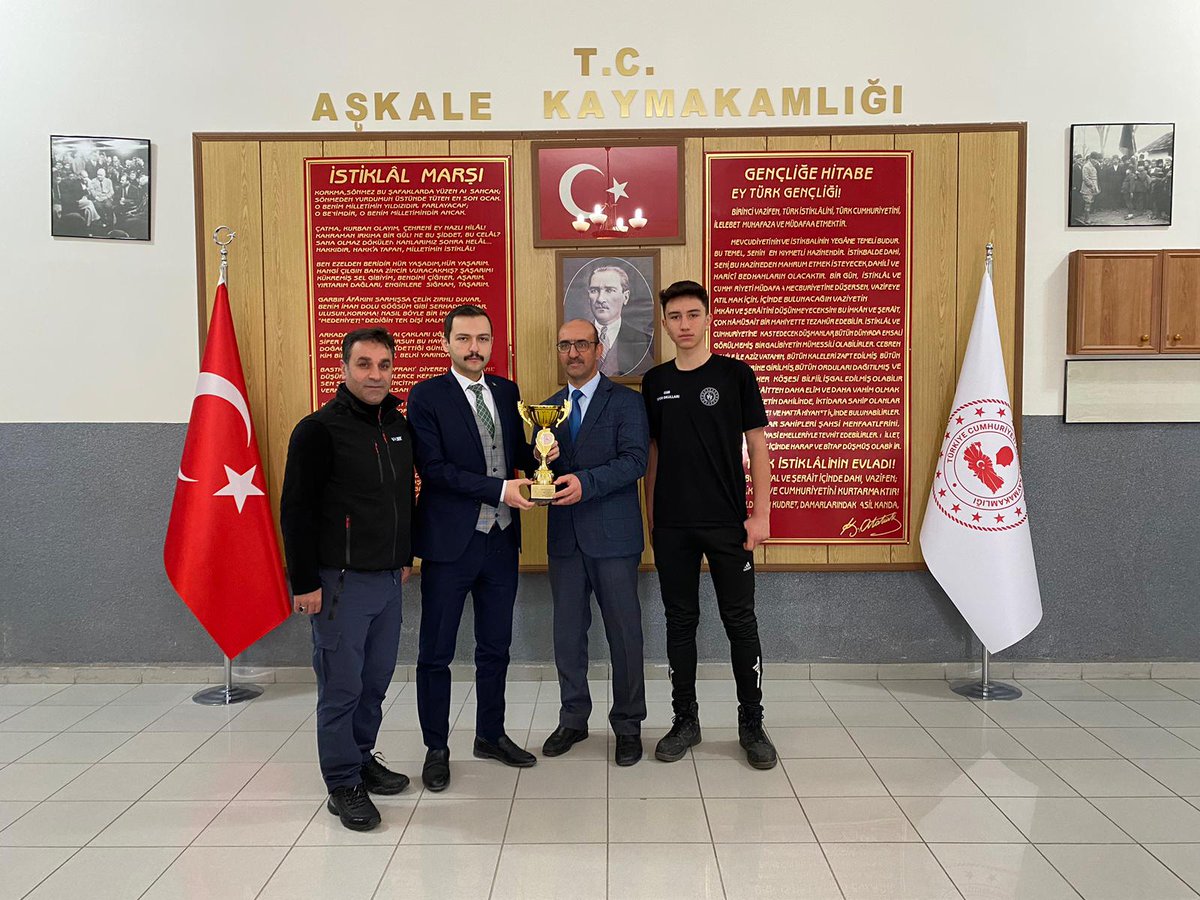 AskaleKaymkmlg's tweet photo. 2023/2024 Mahalli Lig  Erkekler Voleybol Müsabakalarında il birinciliğini kazanan Gençlik ve Spor İlçe Müdürlüğü bünyesindeki Midi voleybol takımımız Kaymakamımız Sn. Emre OĞUZTÜRK'ü Makamında ziyaret ettiler. https://t.co/m8U9OYtxZq
