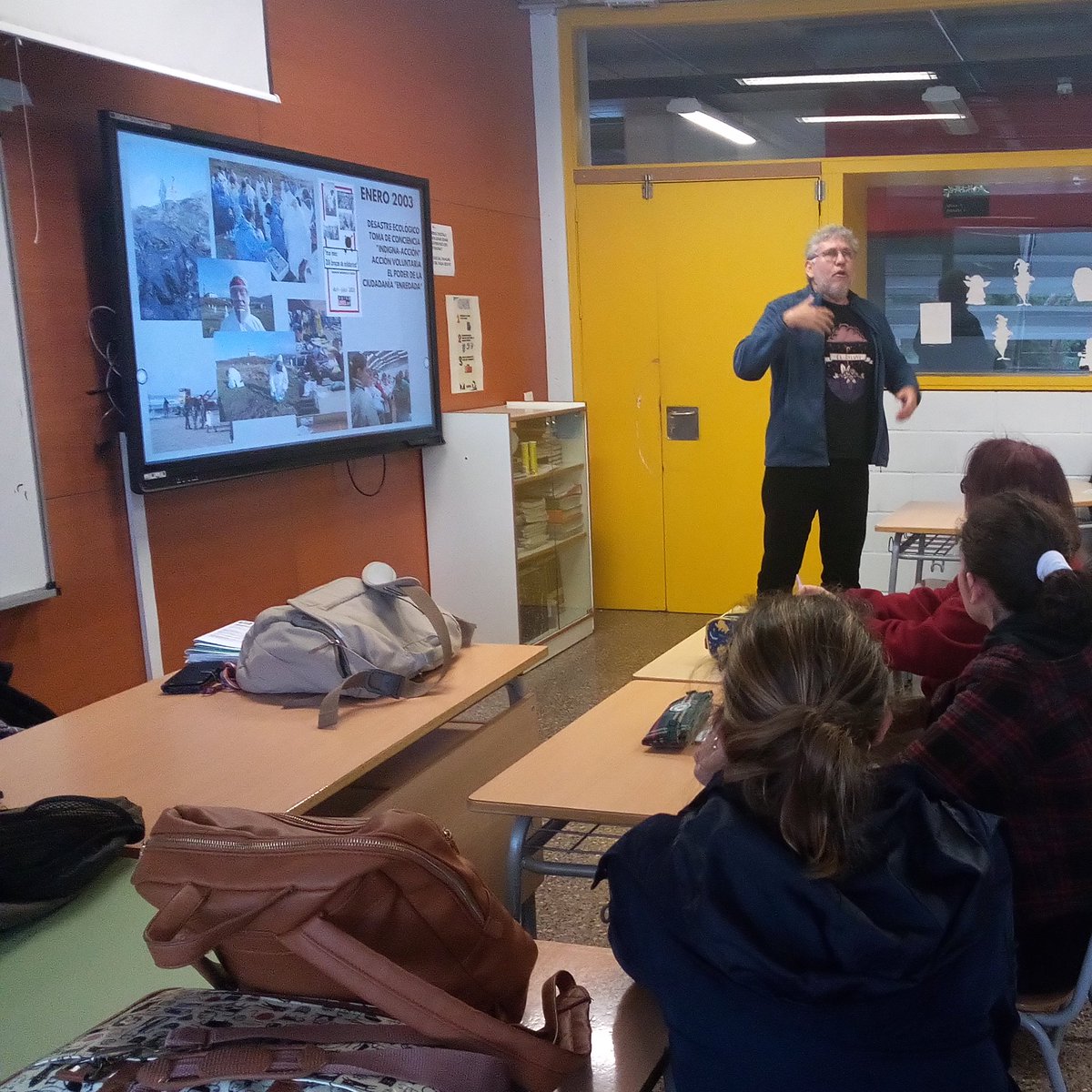jovesnet's tweet photo. Aquest dimarts, la Xarxa @jovesnet va presentar el programa d'activitats #HortaNeta, de millora i conservació del medi ambient, a l'alumnat i equip docent del CFGS Educació i Control Ambiental a l'IES Clara Campoamor d'Alaquàs.
#xarxajovesnet #ivaj #xarxajove #mediambient #futur https://t.co/7axkJz6Cte