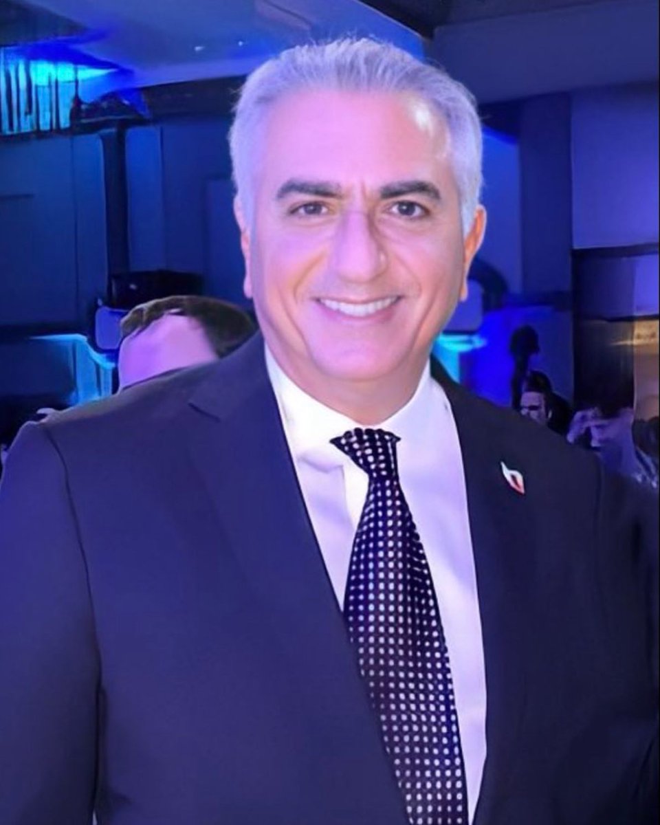 Apraniiik's tweet photo. شاه و پرچمت رو نشون بده 
#جاوید_شاه 
#KingRezaPahlavi
#یک_ملت_یک_پرچم https://t.co/N1sJdYgBAy