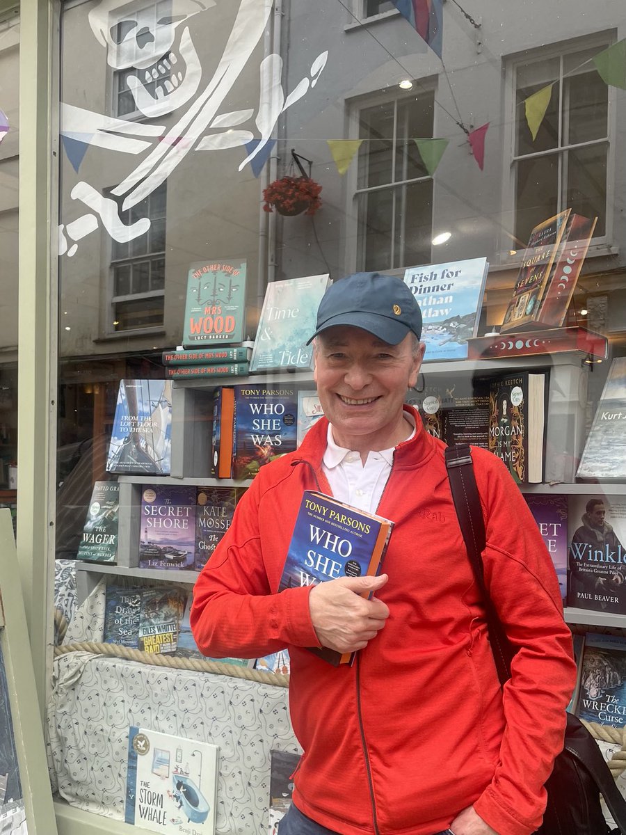 TonyParsonsUK's tweet photo. When promoting your book, try not to obscure the title #WritingTip #WhoSheWas https://t.co/NVZaV0smEV