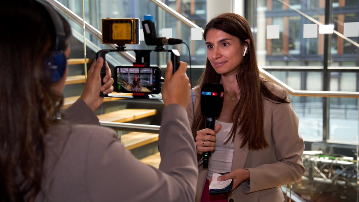 📢 Heute startet das Bewerbungsverfahren der #RTLJournalistenschule für den Jahrgang 2025/26. Lust auf eine plattformübergreifende Ausbildung für TV, Online, Audio und Social Media? Jetzt bewerben: rtl-journalistenschule.de. #KommInsTeam 🙌