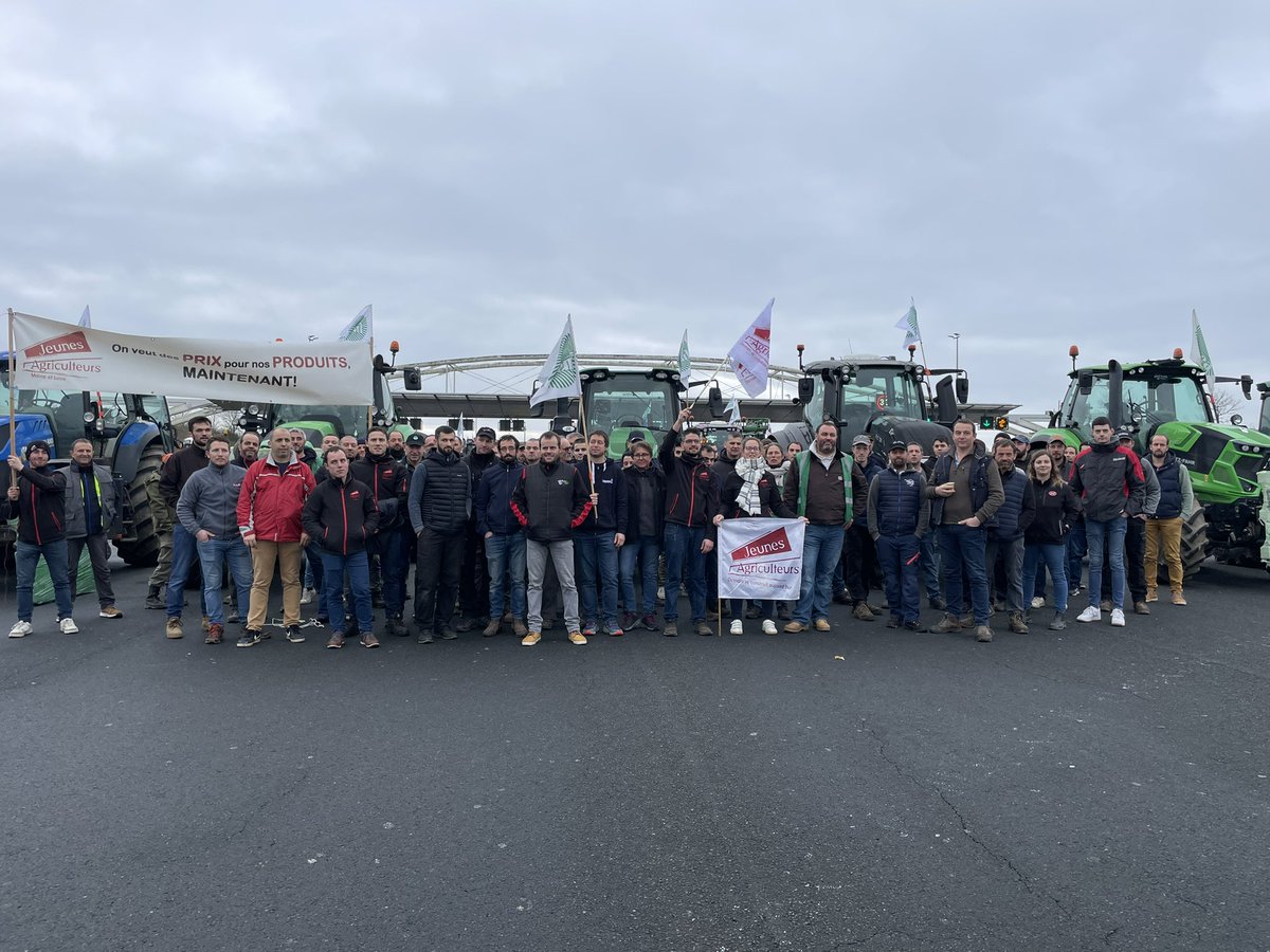 FDSEA49's tweet photo. 🚨 On marche sur la tête ! 🚨Nouvelle journée de mobilisation avec les @JeunesAgri49 Départ de Beaulieu de notre convoi d’agricultrices et d’agricultreurs 👩‍🌾👨‍🌾 #onmarchesurlatete #agrisouspression #OnVousNourrit #maineetloire #agriculture https://t.co/3vgruSPb97